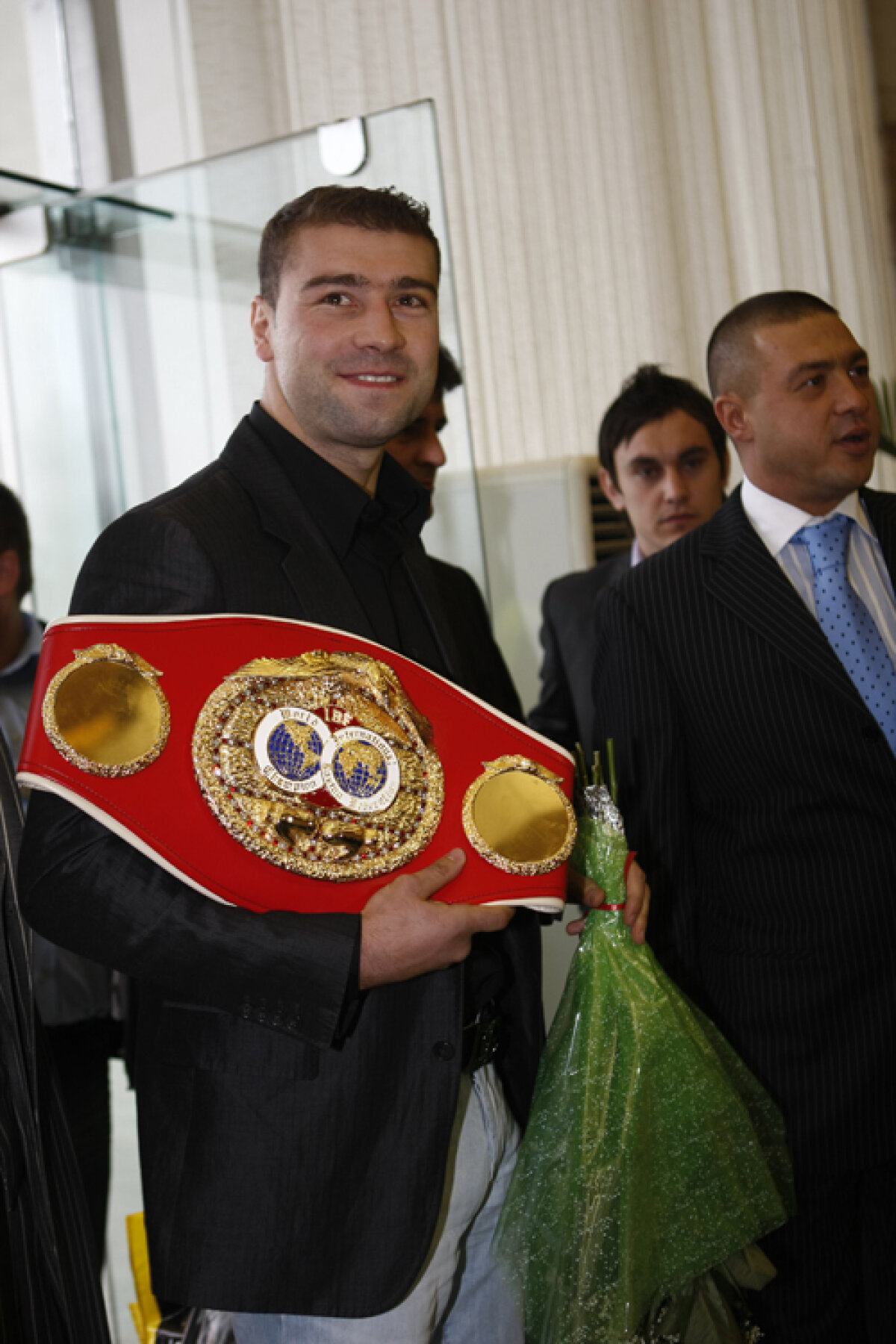 Lucian Bute a adus din nou in România centura de campion mondial » Dur şi elegant