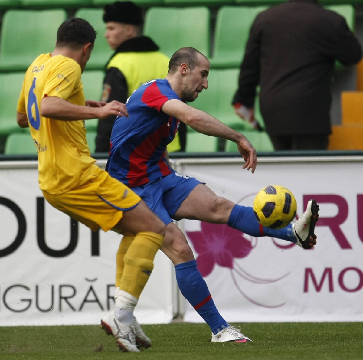 Steaua a cucerit Moldova şi le-a făcut seara dulce basarabenilor » Patru bomboane "Bucuria"