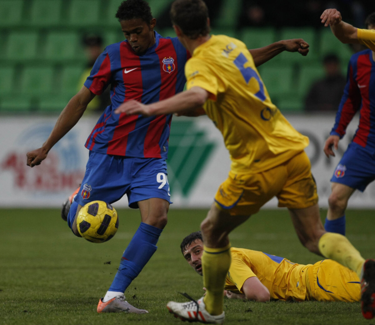 Steaua a cucerit Moldova şi le-a făcut seara dulce basarabenilor » Patru bomboane "Bucuria"