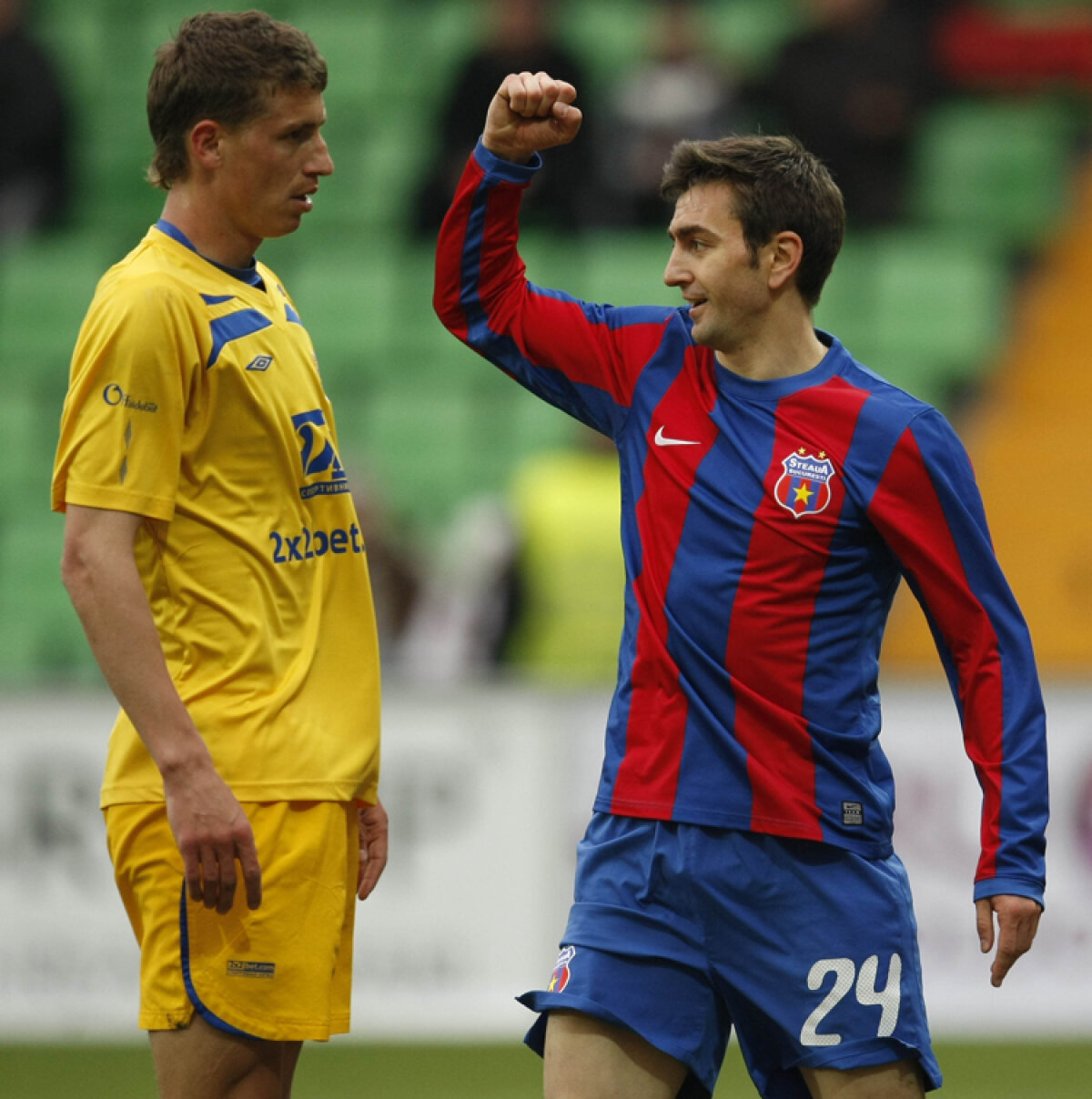 Steaua a cucerit Moldova şi le-a făcut seara dulce basarabenilor » Patru bomboane "Bucuria"