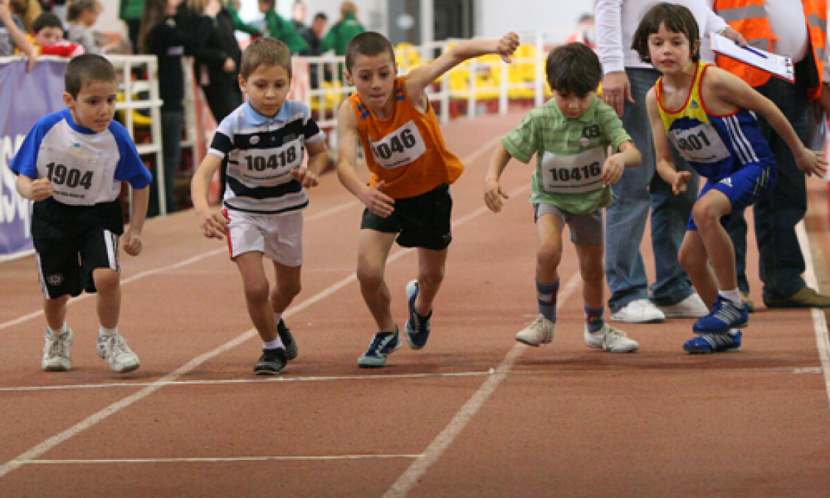 Zîne cu medalii-jucărie la gît pe pista de tartan » Campionii liliputani