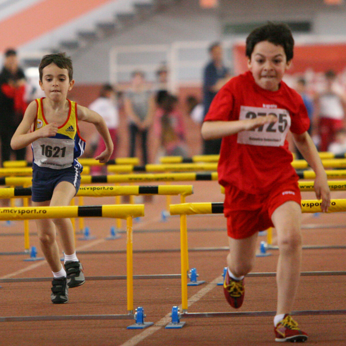 Zîne cu medalii-jucărie la gît pe pista de tartan » Campionii liliputani