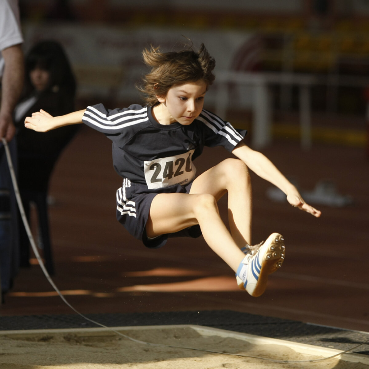 Zîne cu medalii-jucărie la gît pe pista de tartan » Campionii liliputani