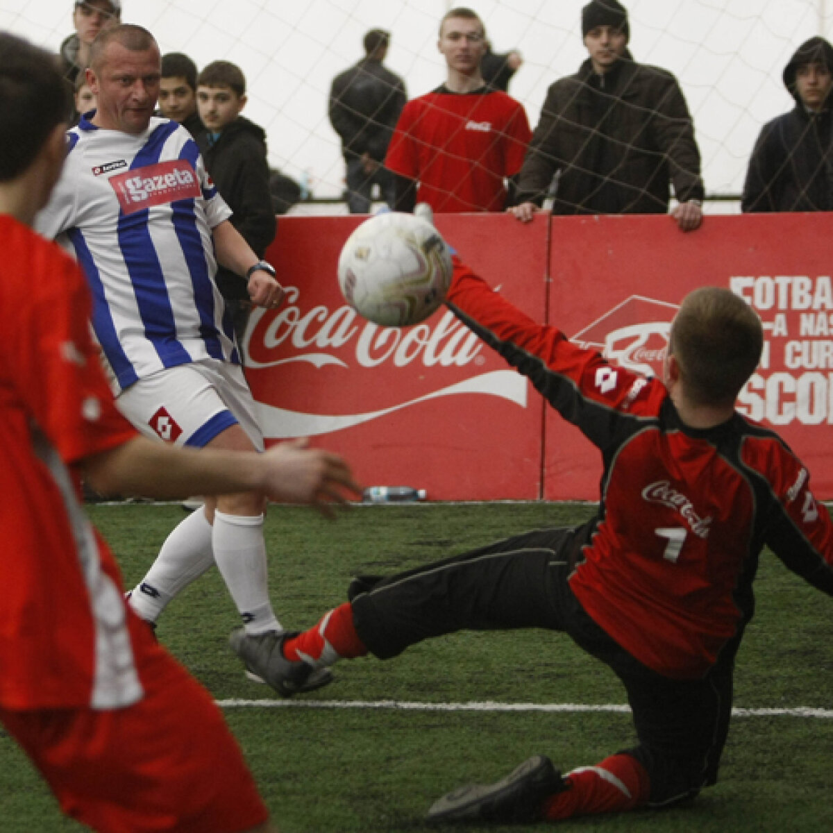 FOTO » Antrenorul Oţelului a arătat o formă de invidiat într-un meci cu puştii. Pe cînd convocarea? » Soluţia Dorinel