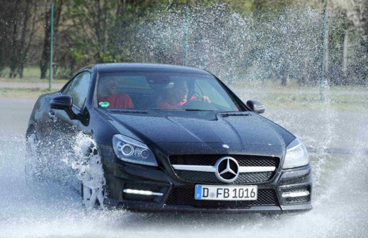 Fotbaliştii Germaniei au testat noul Mercedes SLK