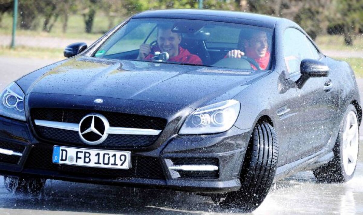 Fotbaliştii Germaniei au testat noul Mercedes SLK