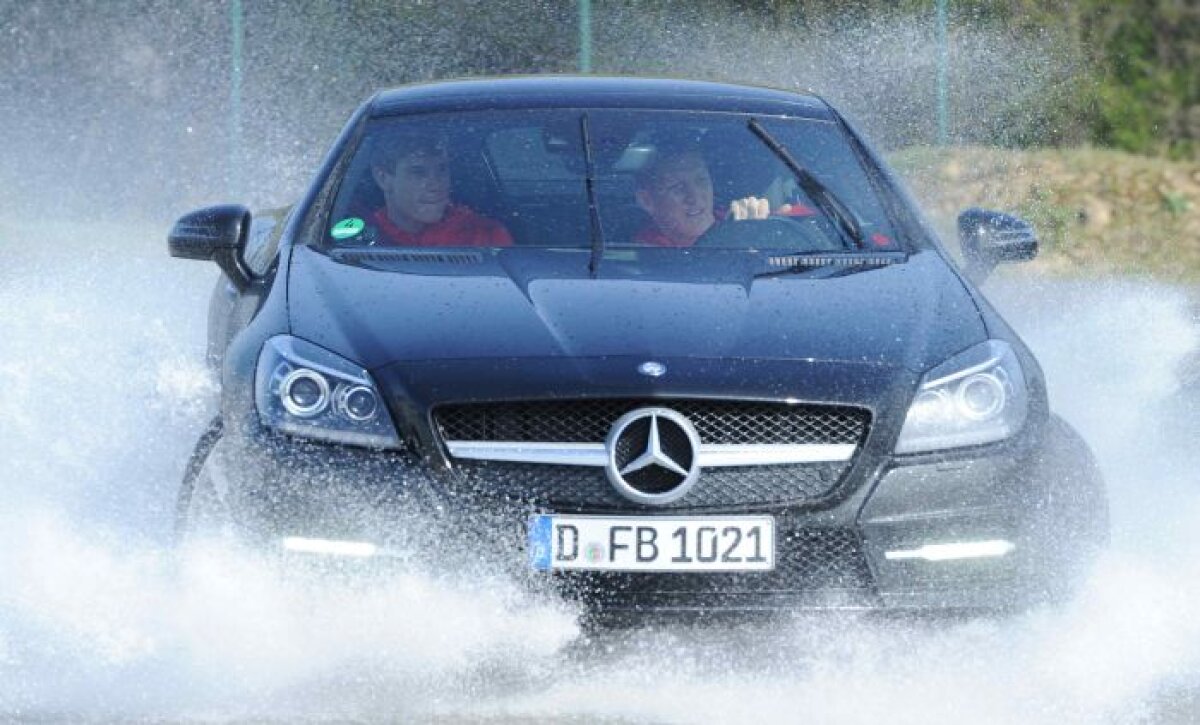 Fotbaliştii Germaniei au testat noul Mercedes SLK