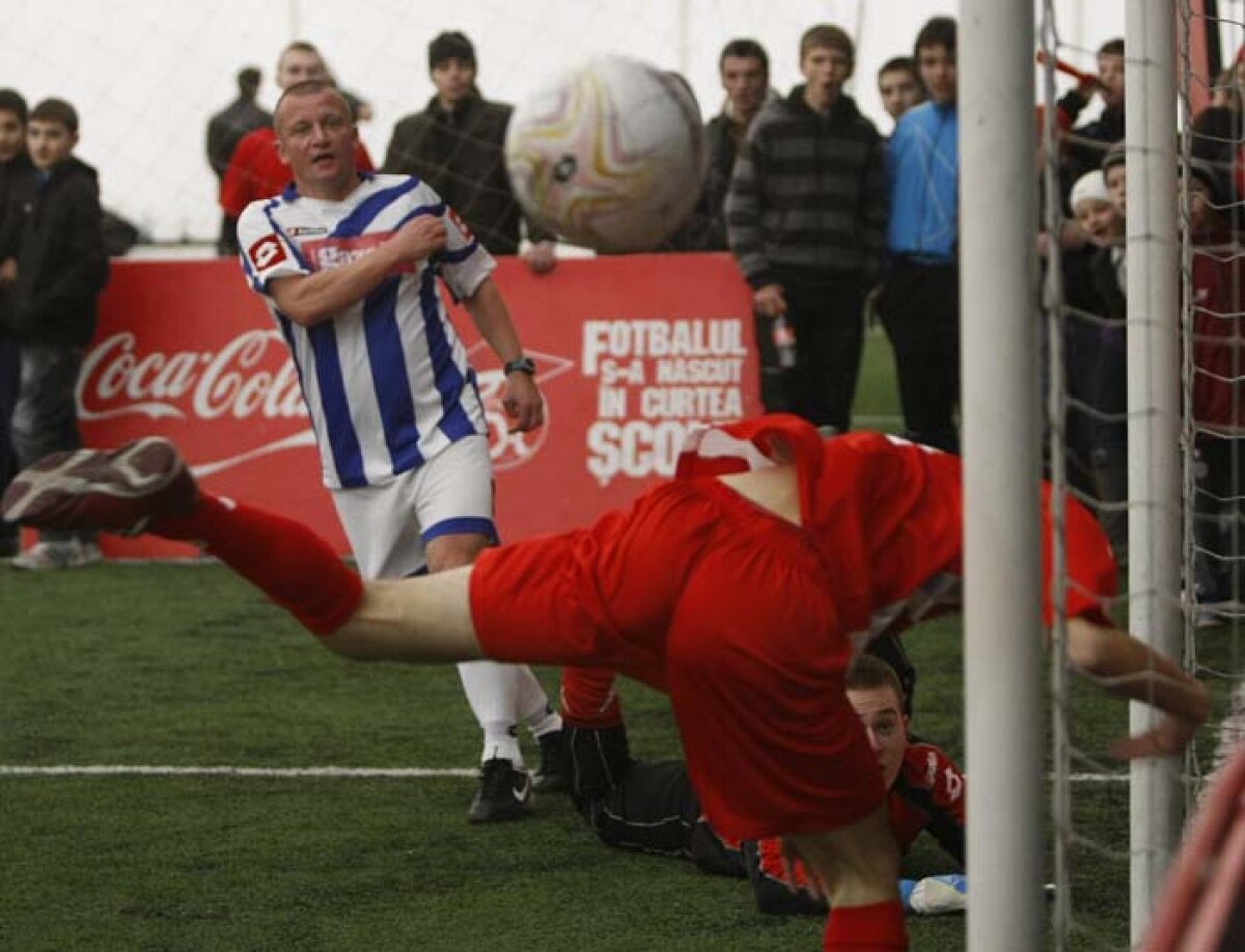 FOTO » Antrenorul Oţelului a arătat o formă de invidiat într-un meci cu puştii. Pe cînd convocarea? » Soluţia Dorinel