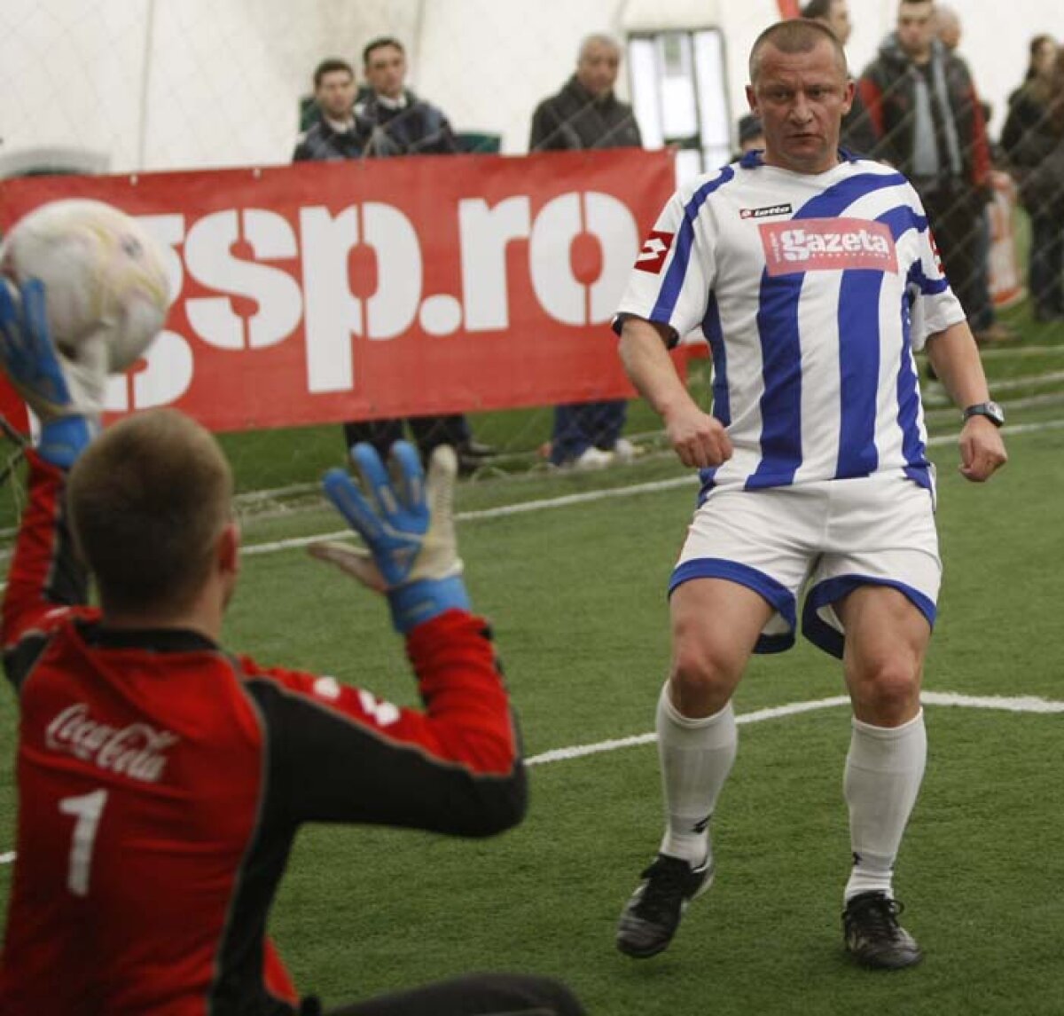 FOTO » Antrenorul Oţelului a arătat o formă de invidiat într-un meci cu puştii. Pe cînd convocarea? » Soluţia Dorinel