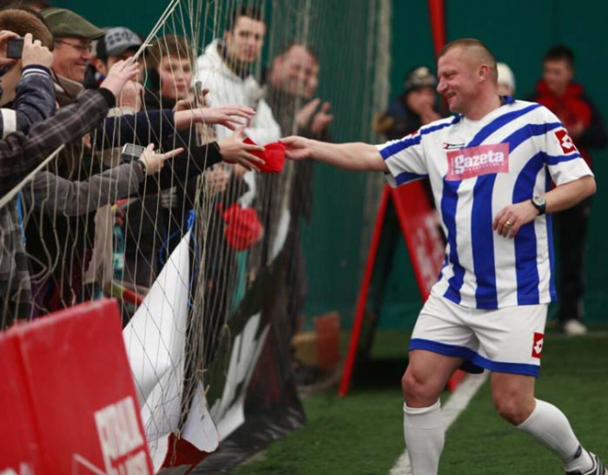 FOTO » Antrenorul Oţelului a arătat o formă de invidiat într-un meci cu puştii. Pe cînd convocarea? » Soluţia Dorinel