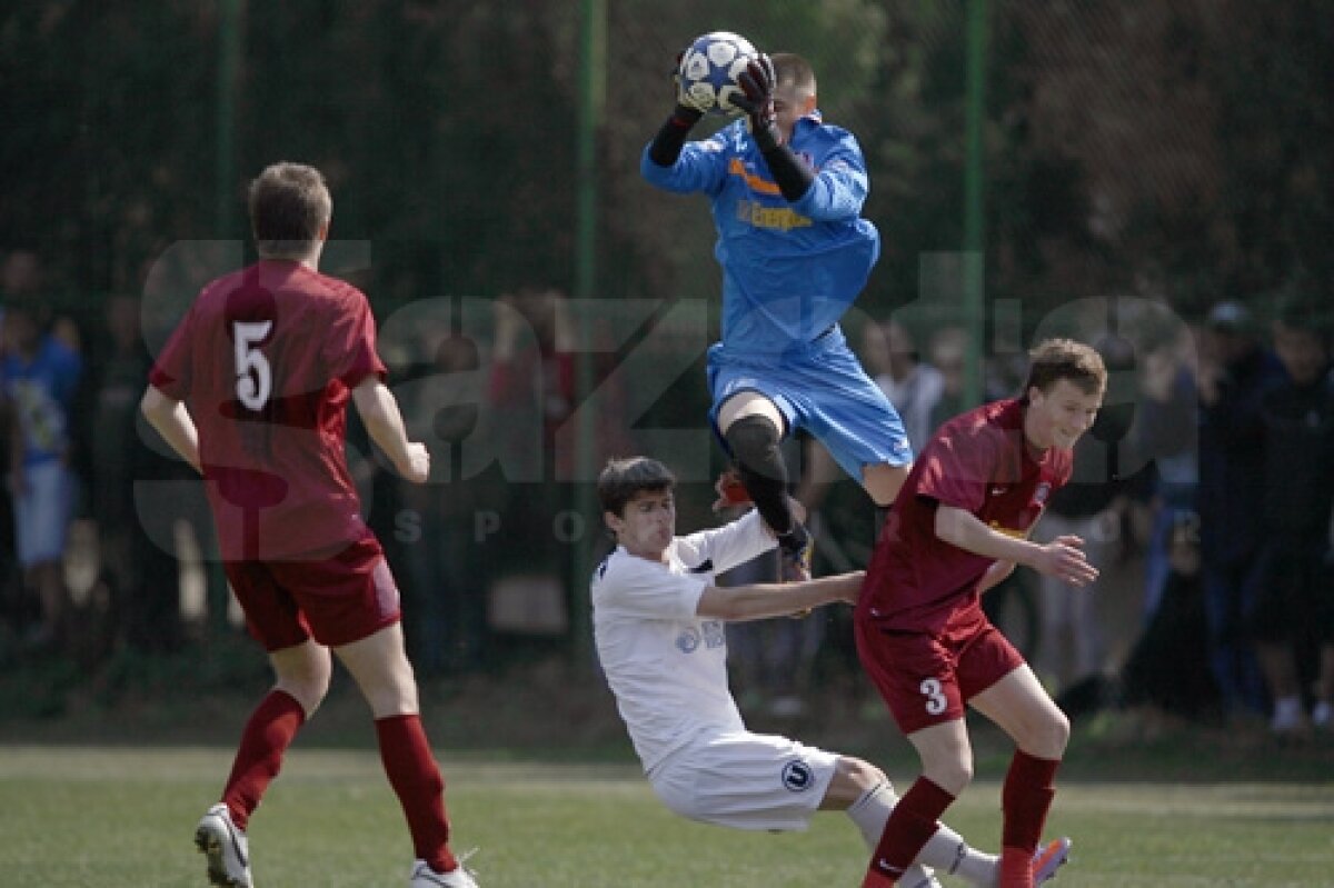 FOTO! Derby-ul Clujului are nerv şi la juniori » Copiii pun osul tare