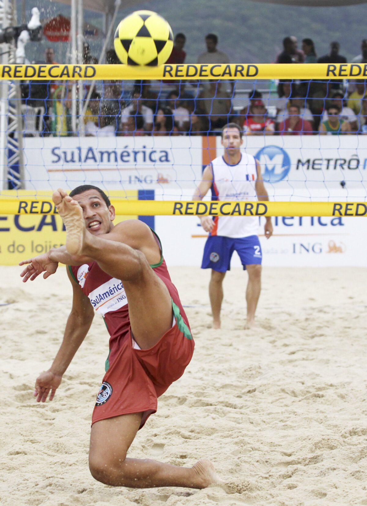 E fotbal? E volei? Este Footvolley!