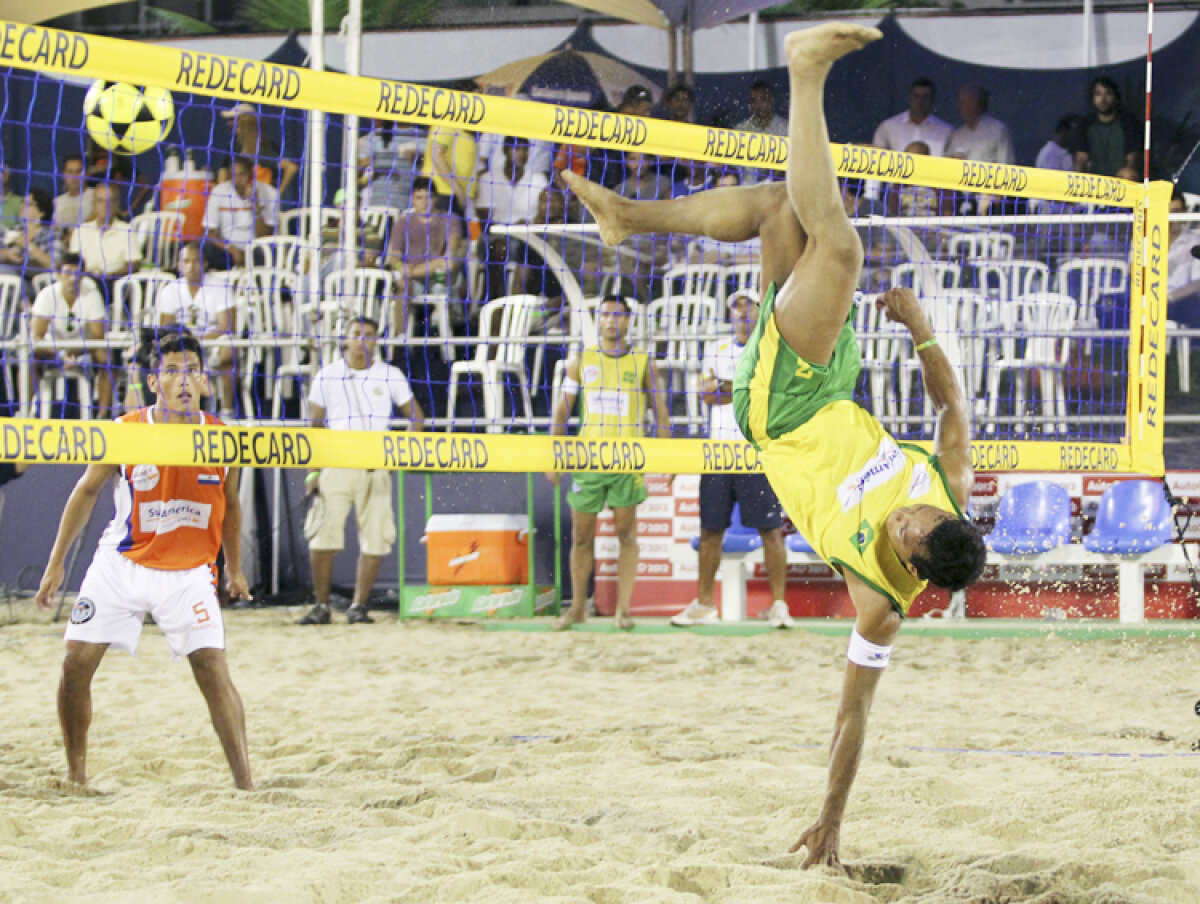 E fotbal? E volei? Este Footvolley!