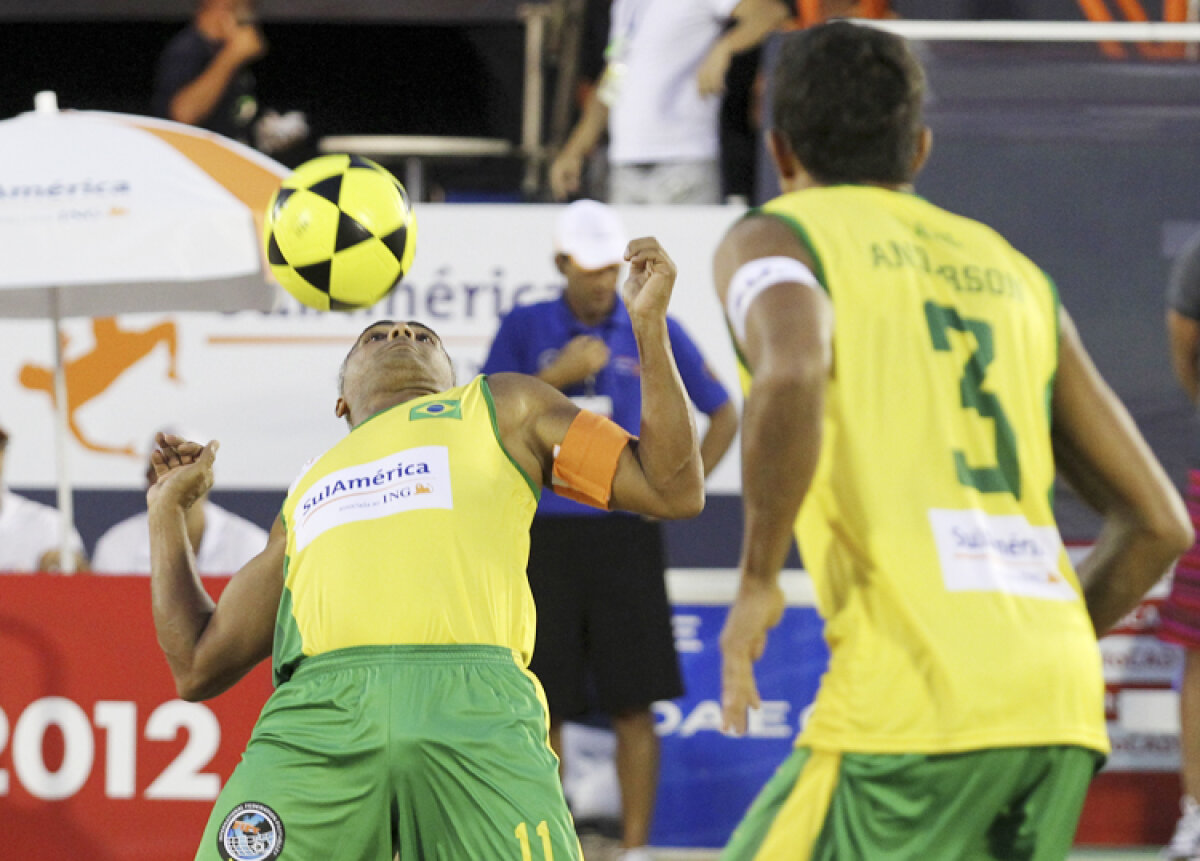 E fotbal? E volei? Este Footvolley!