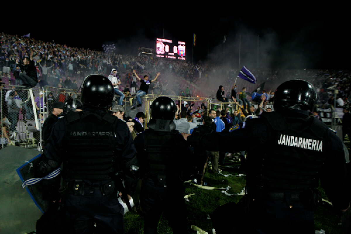 FOTO! Suporterii timişoreni au dat foc peluzei