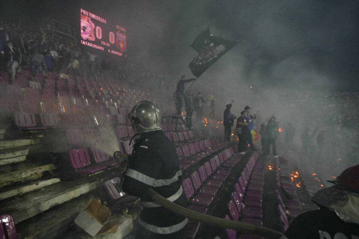 FOTO! Suporterii timişoreni au dat foc peluzei