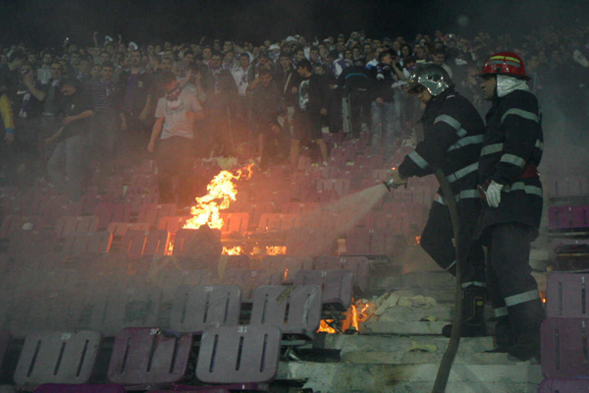 FOTO! Suporterii timişoreni au dat foc peluzei