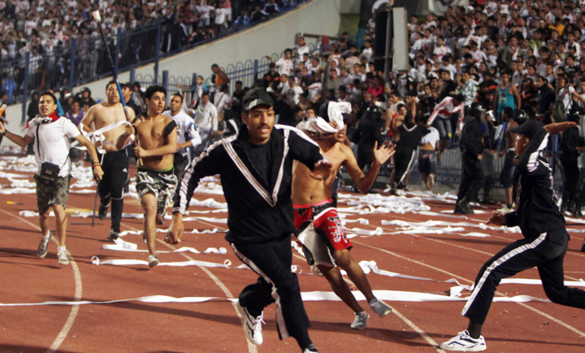 FOTO & VIDEO Fotbalul e război! Fanii lui Zamalek i-au atacat pe arbitru şi pe jucătorii oaspeţi