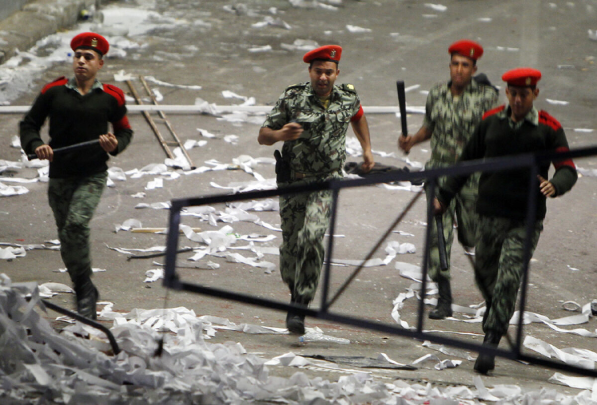 FOTO & VIDEO Fotbalul e război! Fanii lui Zamalek i-au atacat pe arbitru şi pe jucătorii oaspeţi