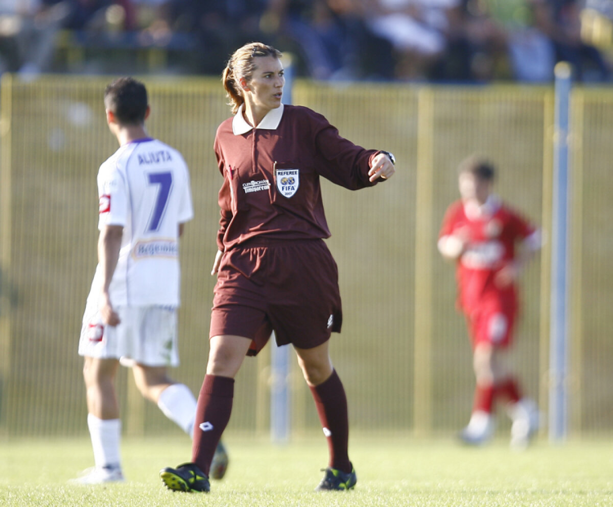 FOTO » Fetele au luat faţa arbitrilor! Cristina Dorcioman, delegată la o semifinală a Ligii Campionilor la fotbal feminin