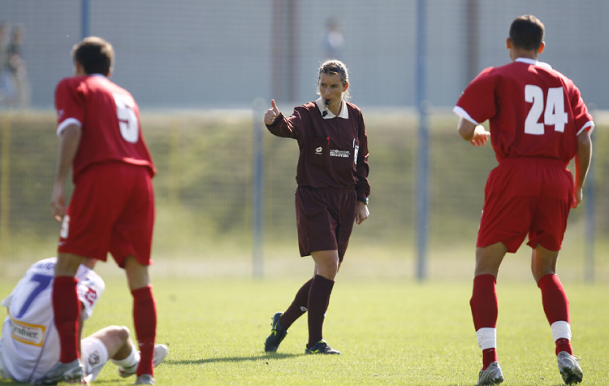 FOTO » Fetele au luat faţa arbitrilor! Cristina Dorcioman, delegată la o semifinală a Ligii Campionilor la fotbal feminin