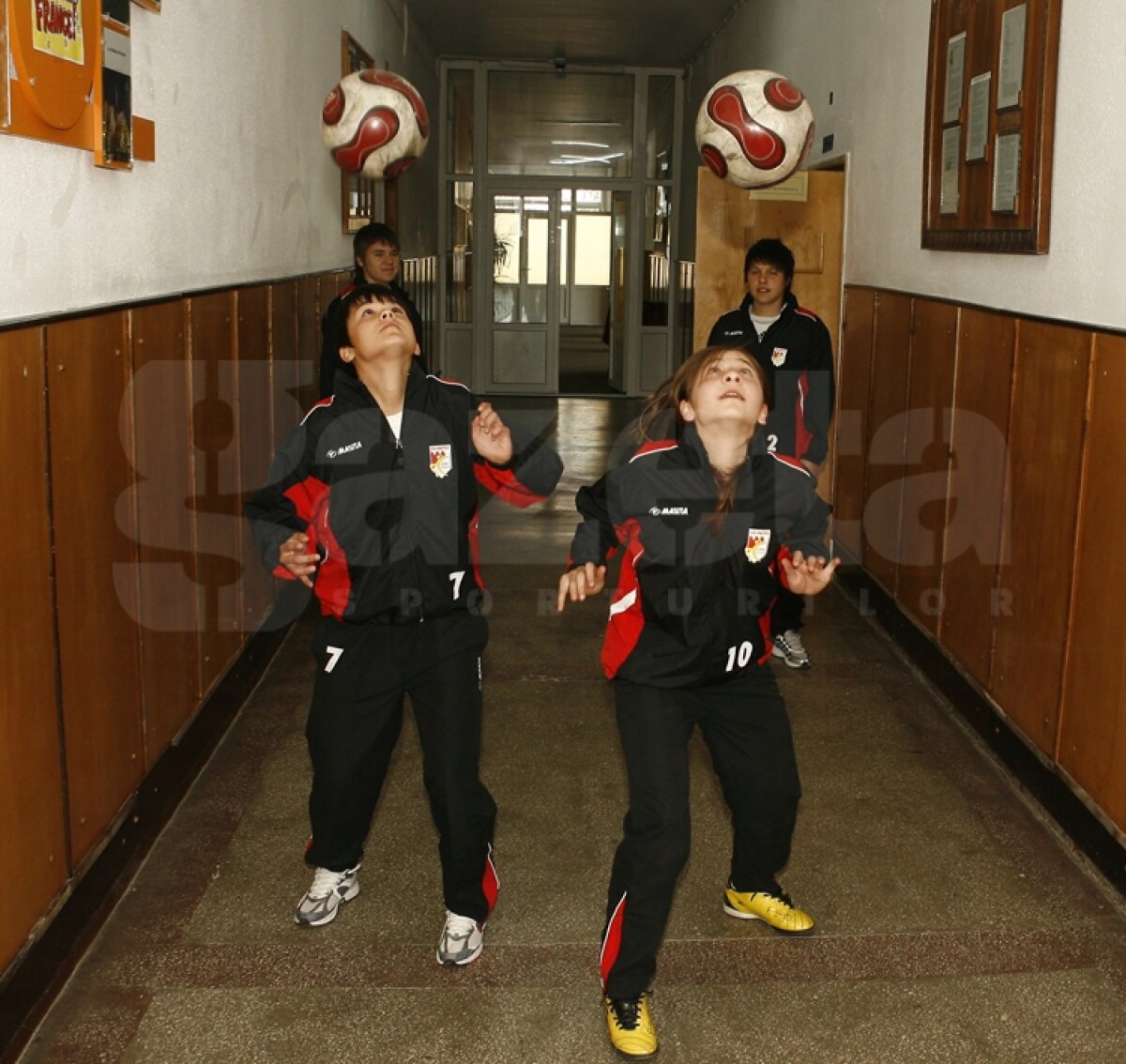 Modelul Oltchim » La Cluj, fetele nu sînt trimise la cratiţă, ci la fotbal