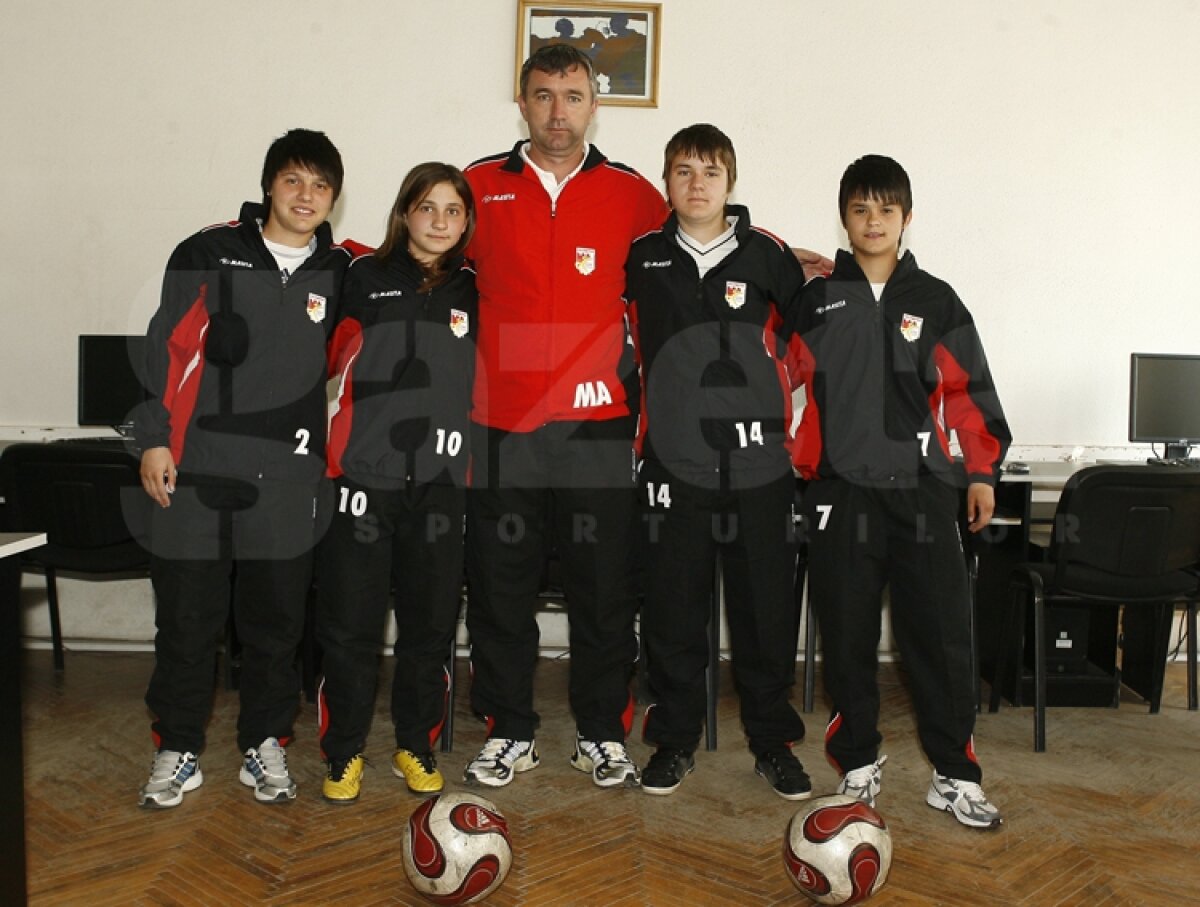 Modelul Oltchim » La Cluj, fetele nu sînt trimise la cratiţă, ci la fotbal