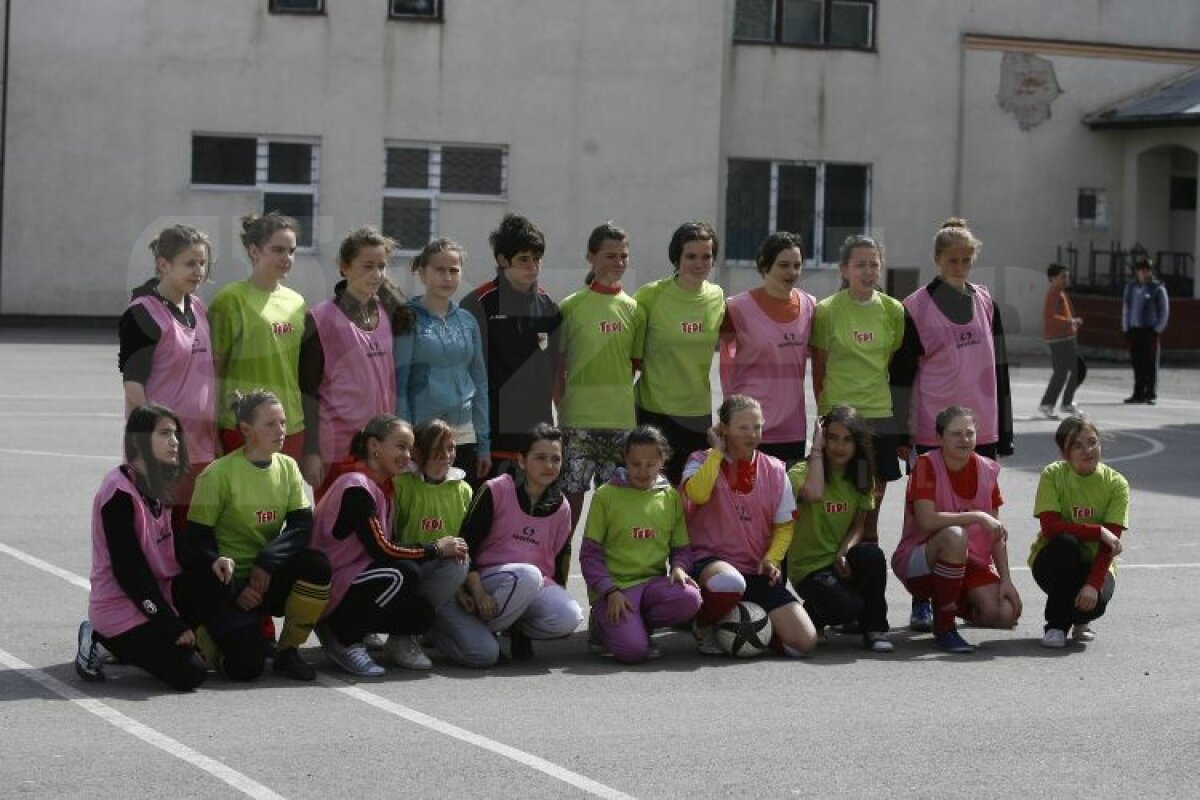 FOTO » Atenţie, băieţi! Fetele vin tare din urmă » Au ACADEMIE! ;)