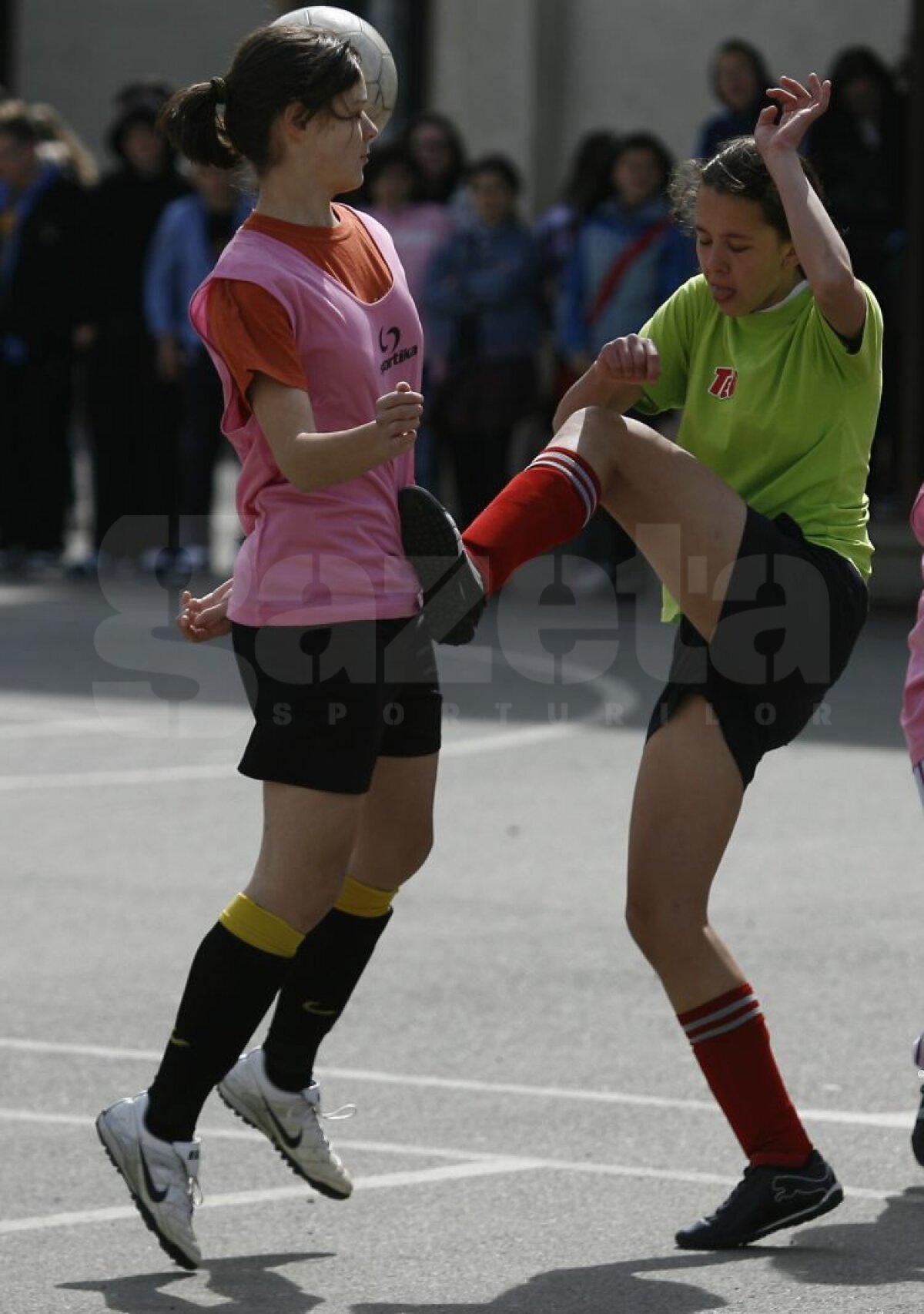 FOTO » Atenţie, băieţi! Fetele vin tare din urmă » Au ACADEMIE! ;)