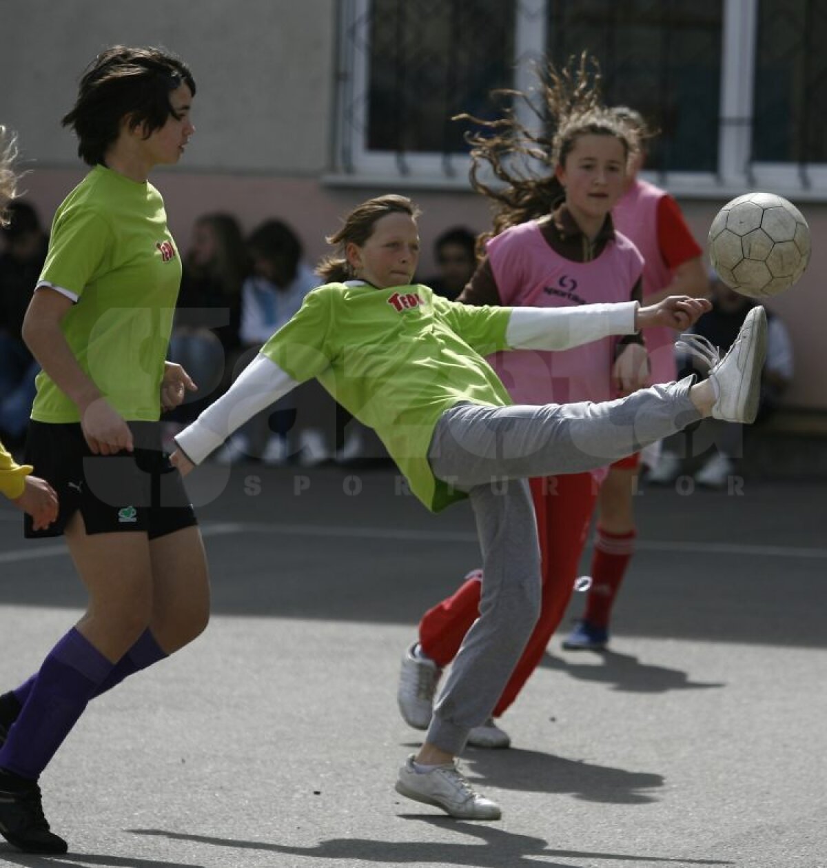 FOTO » Atenţie, băieţi! Fetele vin tare din urmă » Au ACADEMIE! ;)