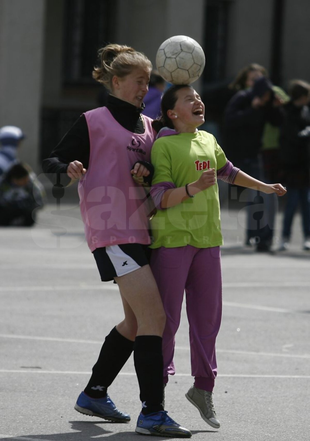 FOTO » Atenţie, băieţi! Fetele vin tare din urmă » Au ACADEMIE! ;)