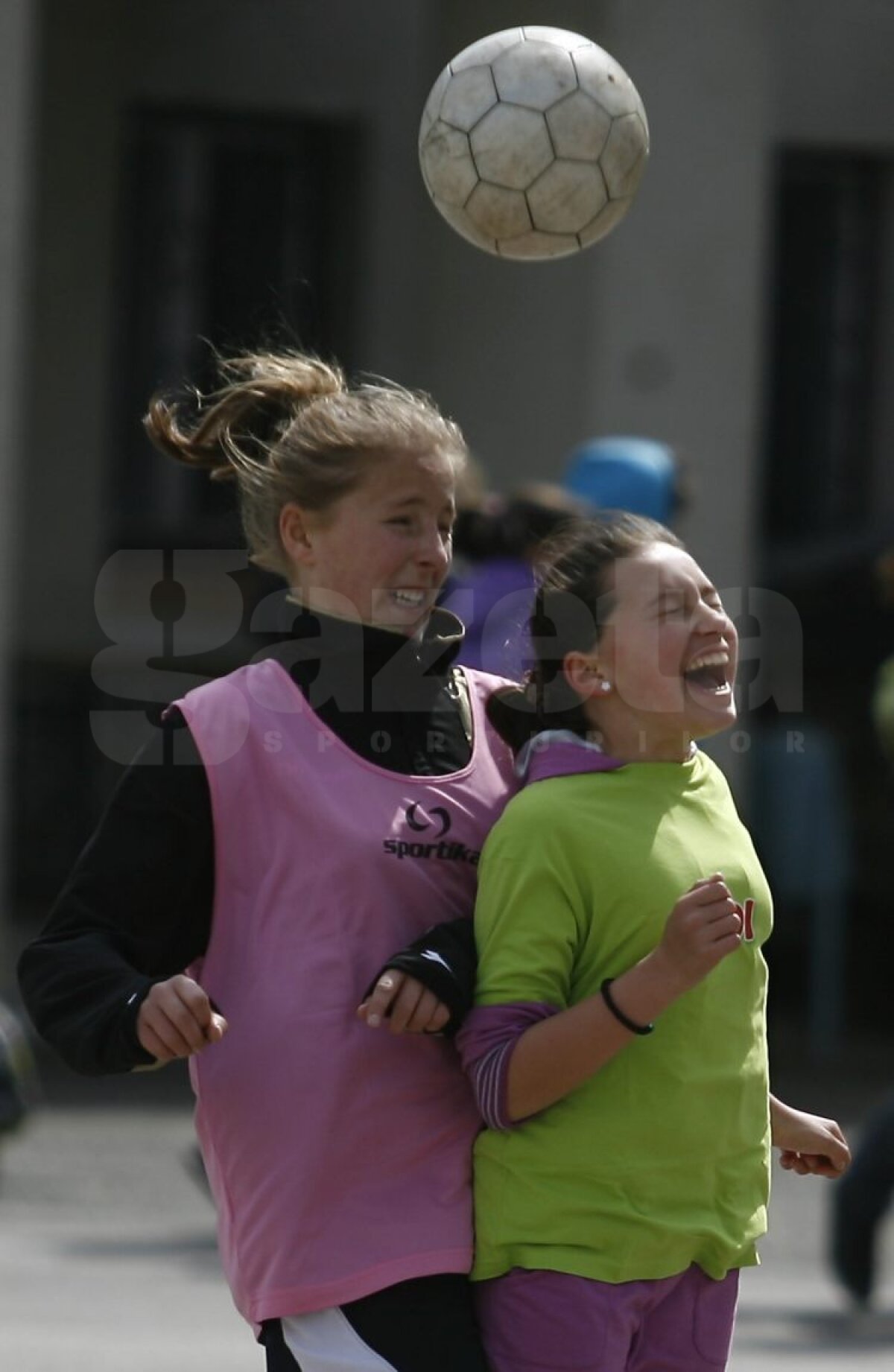 FOTO » Atenţie, băieţi! Fetele vin tare din urmă » Au ACADEMIE! ;)