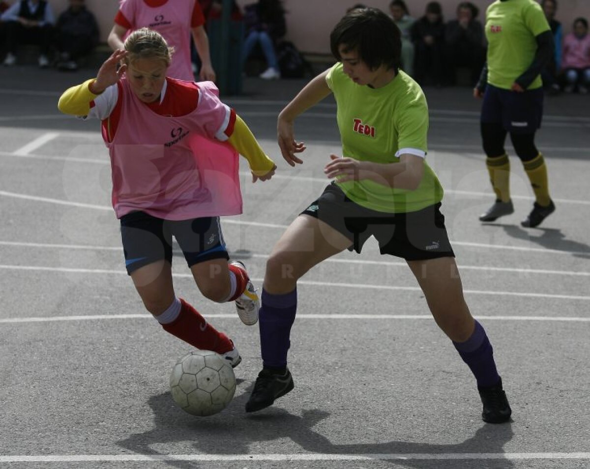 FOTO » Atenţie, băieţi! Fetele vin tare din urmă » Au ACADEMIE! ;)