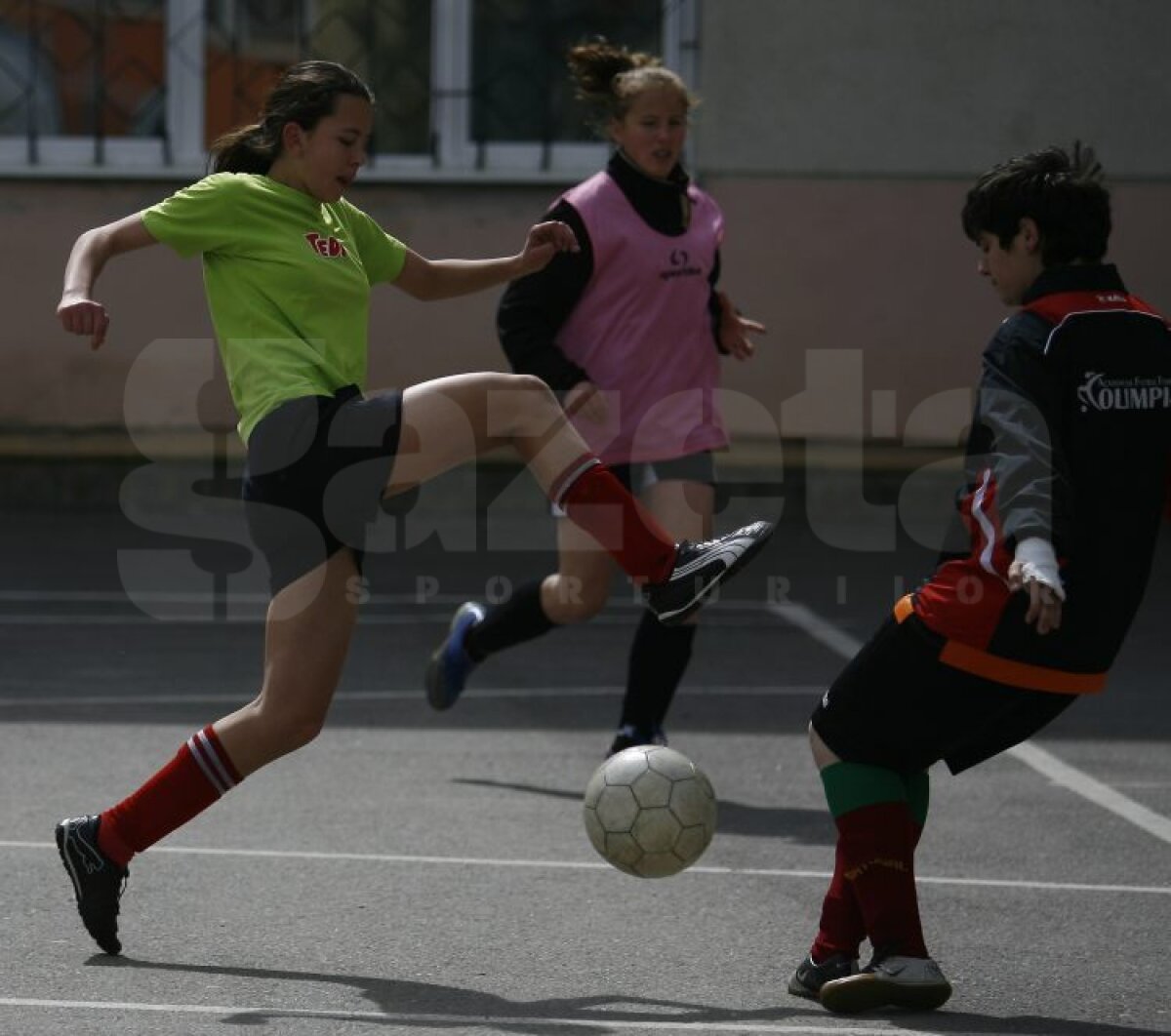 FOTO » Atenţie, băieţi! Fetele vin tare din urmă » Au ACADEMIE! ;)