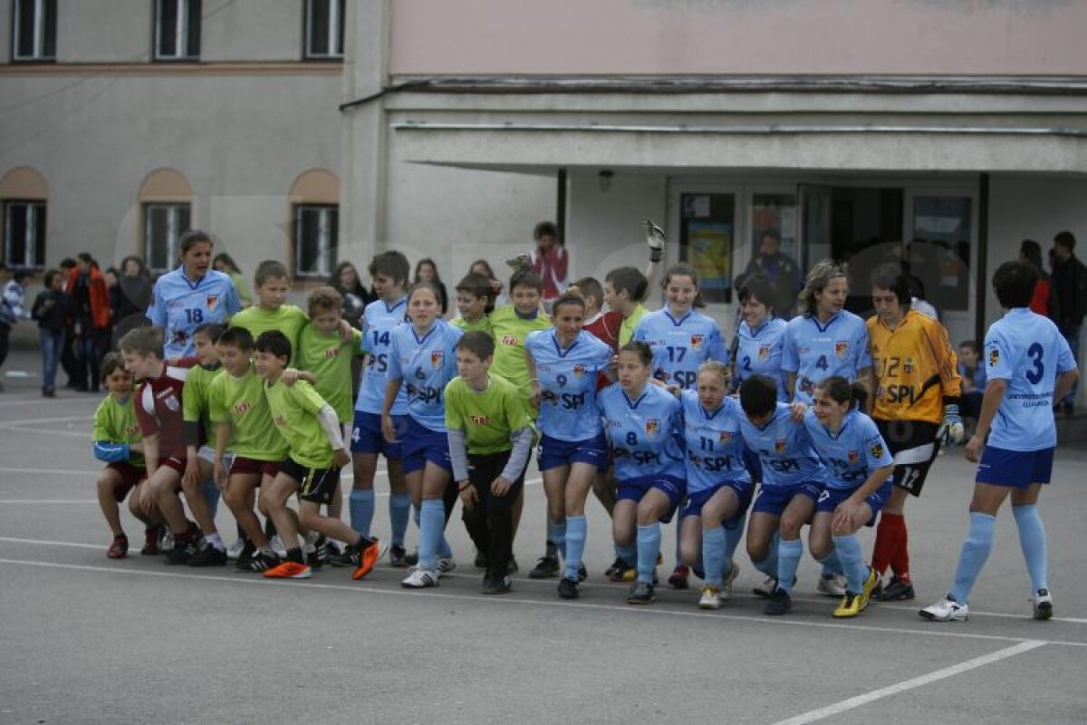 FOTO » Atenţie, băieţi! Fetele vin tare din urmă » Au ACADEMIE! ;)