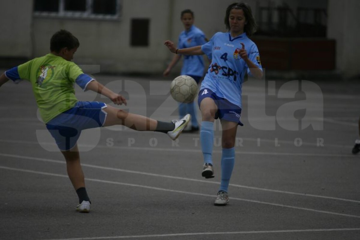 FOTO » Atenţie, băieţi! Fetele vin tare din urmă » Au ACADEMIE! ;)