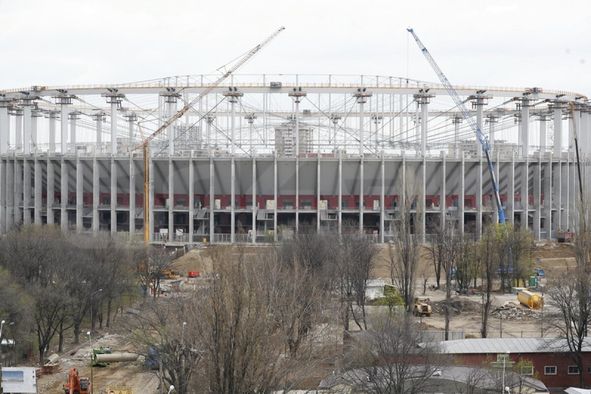 Acoperişul de la National Arena este ridicat aproape în totalitate
