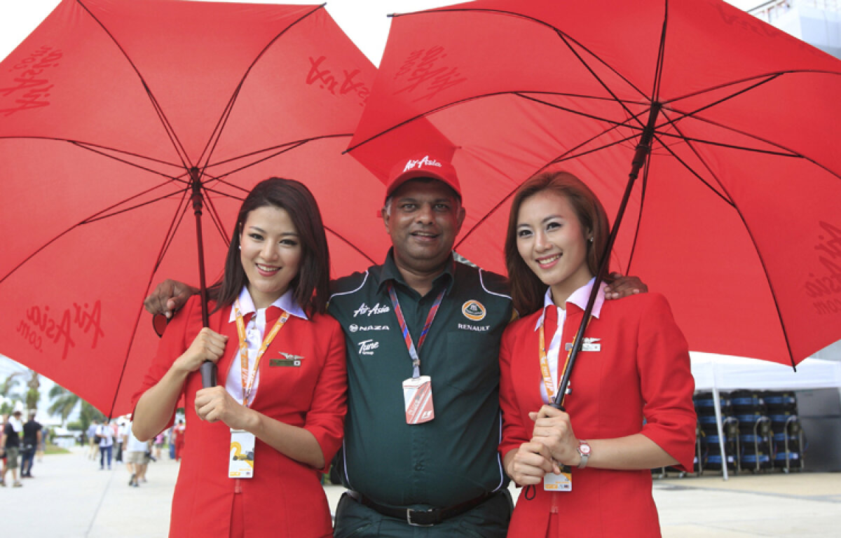 FOTO! Formula 1 nu înseamnă numai spectacolul maşinilor, ci şi al femeilor frumoase