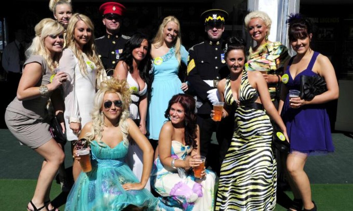 FOTO » Soţia lui Wayne Rooney, Coleen, a făcut senzaţie la "Ladies Day"