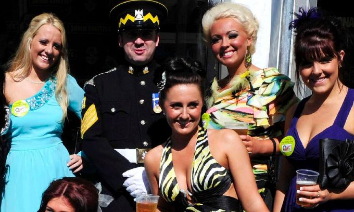 FOTO » Soţia lui Wayne Rooney, Coleen, a făcut senzaţie la "Ladies Day"