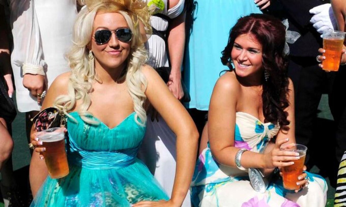 FOTO » Soţia lui Wayne Rooney, Coleen, a făcut senzaţie la "Ladies Day"