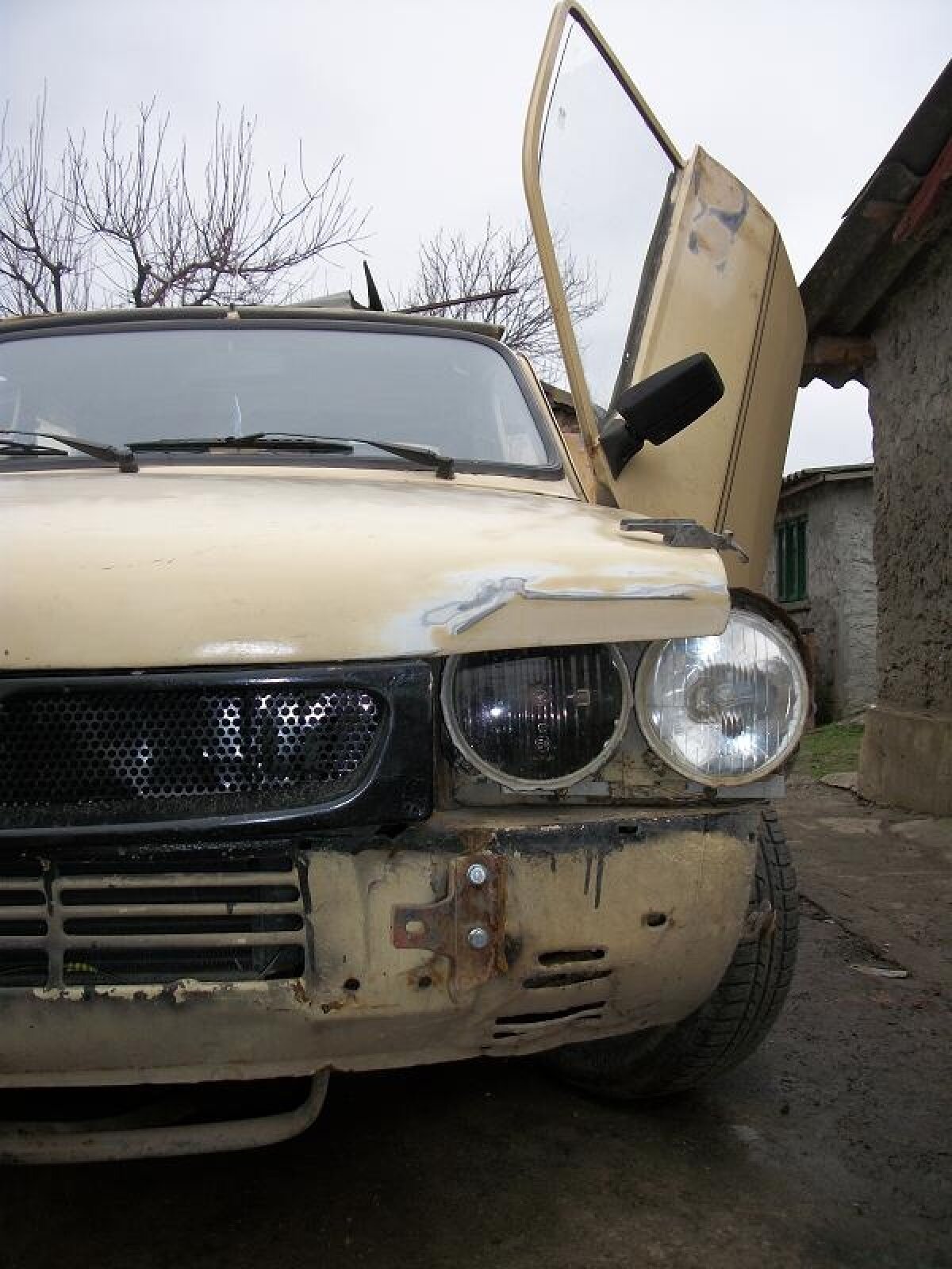 FOTO! Dacia 1310 cu uşi de Lamborghini