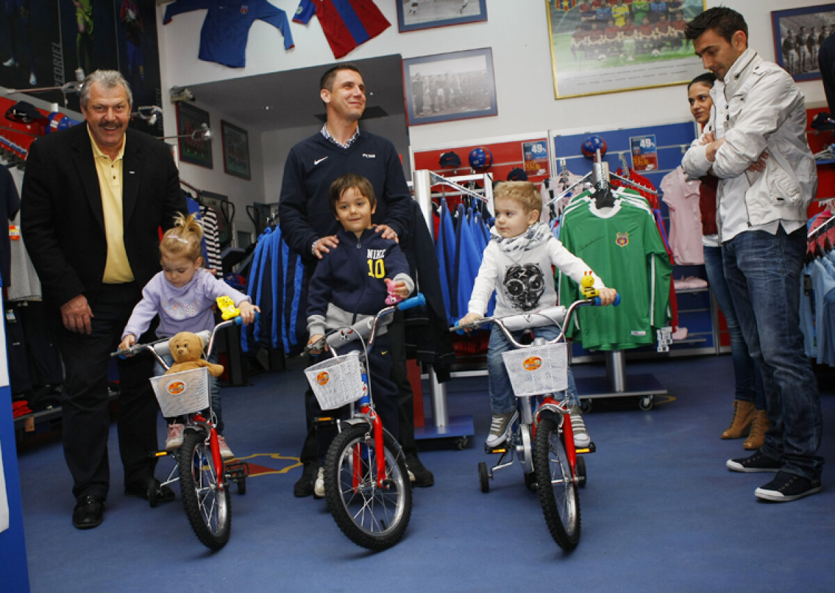 Roş-albaştrii prind viteză pedalînd » Astăzi s-a lansat bicicleta Steaua