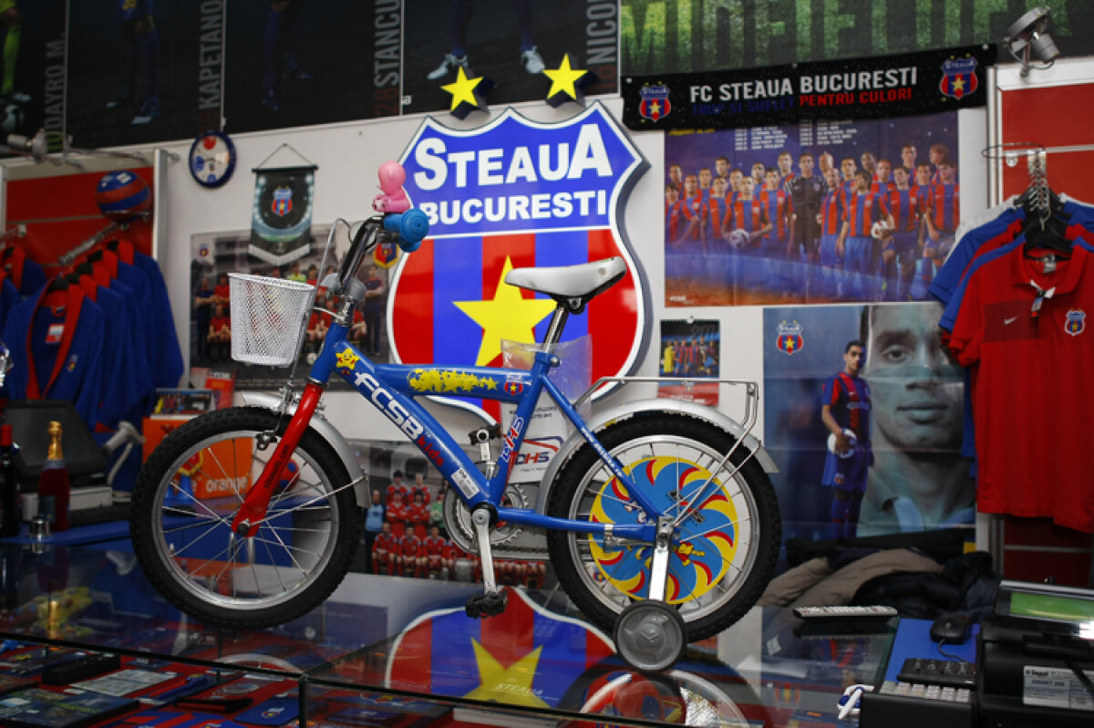 Roş-albaştrii prind viteză pedalînd » Astăzi s-a lansat bicicleta Steaua