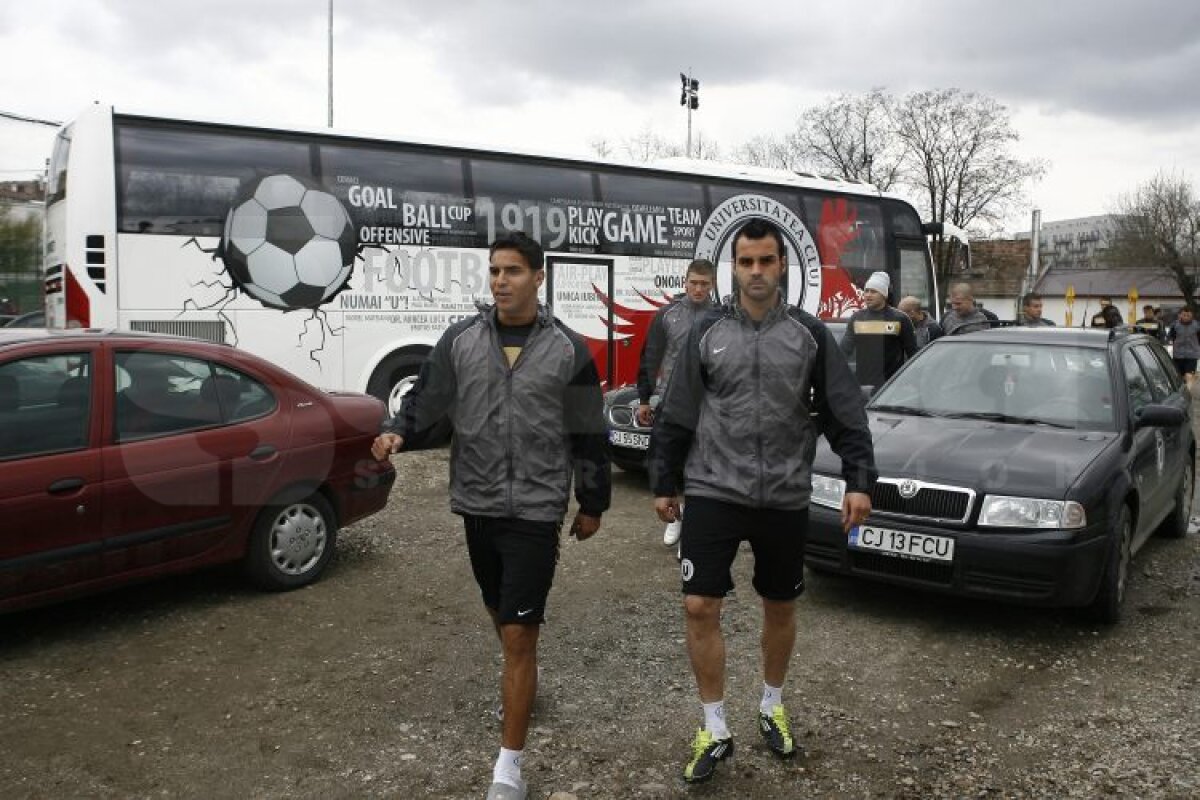 FOTO » Fanii au venit la antrenament şi au dat ordin de luptă: "Cîştigaţi în Gruia!"