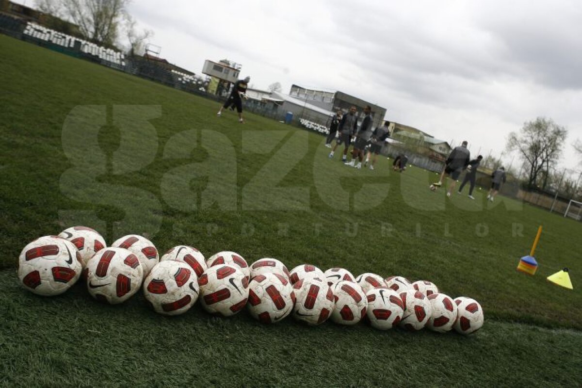 FOTO » Fanii au venit la antrenament şi au dat ordin de luptă: "Cîştigaţi în Gruia!"