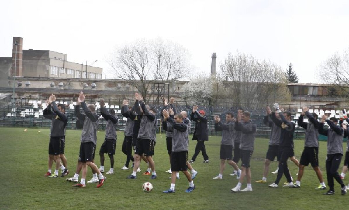 FOTO » Fanii au venit la antrenament şi au dat ordin de luptă: "Cîştigaţi în Gruia!"
