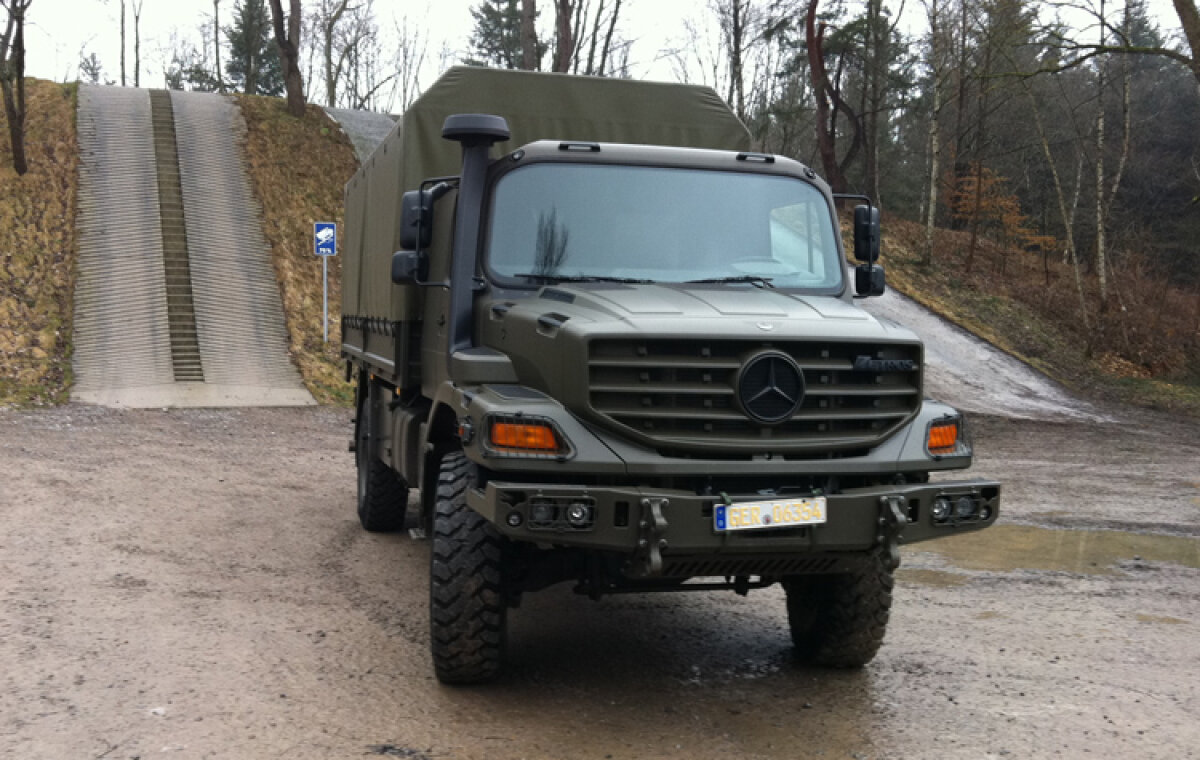 Demonstraţie spectaculoasă » Off-road extrem cu două camioane Mercedes-Benz