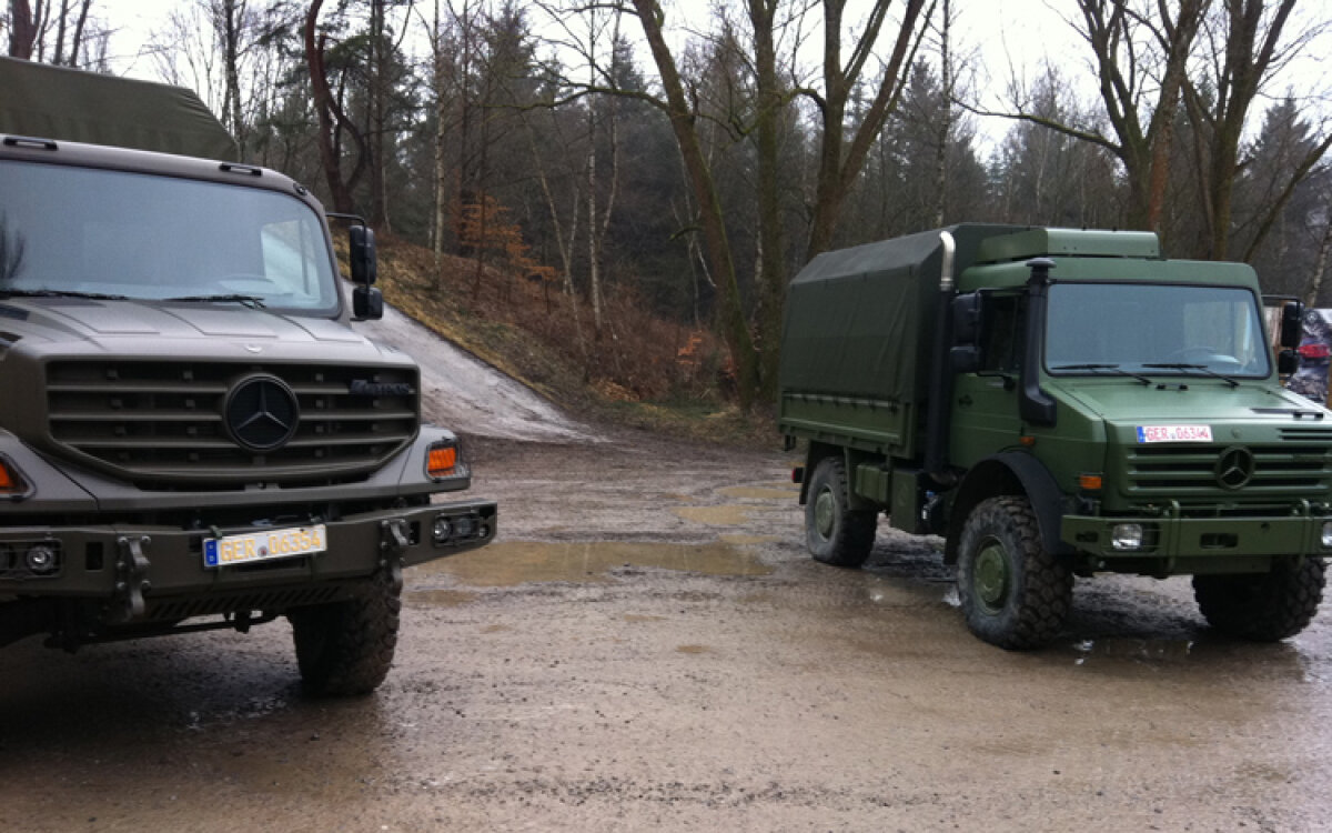 Demonstraţie spectaculoasă » Off-road extrem cu două camioane Mercedes-Benz