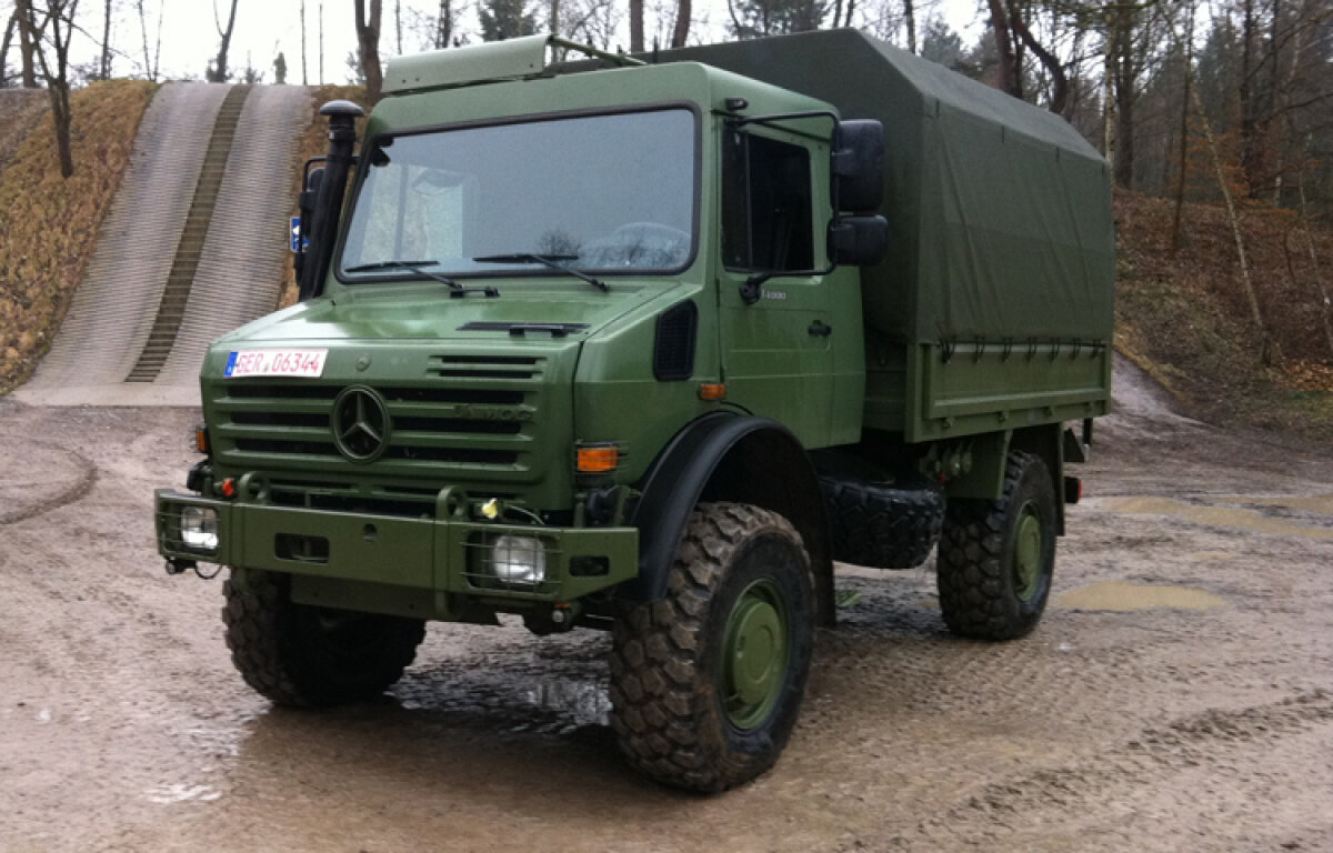 Demonstraţie spectaculoasă » Off-road extrem cu două camioane Mercedes-Benz